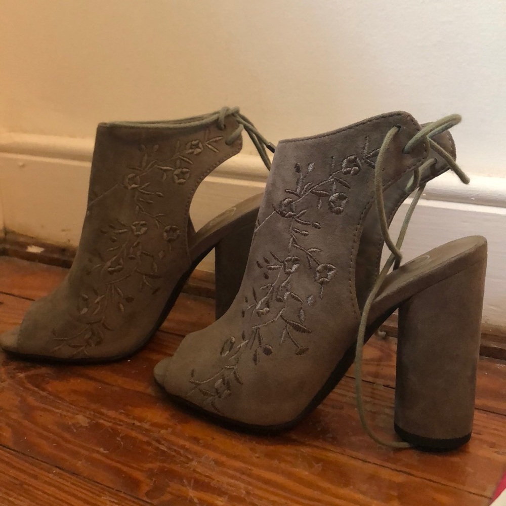 Embroidered gray heeled lace up booties - Picture 2 of 2